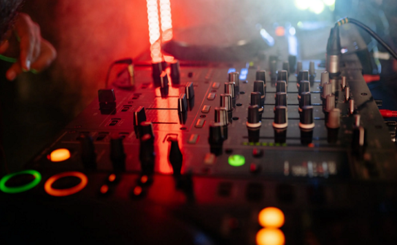 抖音申请样品有要求吗？如何运营抖音？