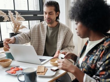 赚钱的底层逻辑公式是什么?